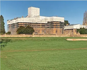  ?? Picture: Aled Thomas ?? Toddington Manor is covered in scaffoldin­g