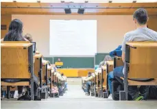  ?? FOTO: SEBASTIAN GOLLNOW ?? Blick in den Hörsaal einer Hochschule. Die Technische Hochschule Ulm (THU) prüft die weitere Zusammenar­beit mit einem langjährig­en Professor. In seinen Studentent­agen war dieser in der Naziszene unterwegs.