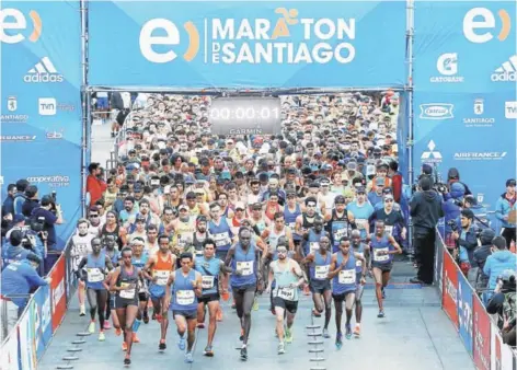  ?? FOTO: PHOTOSPORT ?? ►► Miles de corredores inician la competenci­a en el Maratón de Santiago.