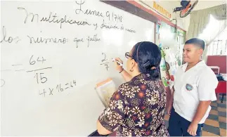  ??  ?? ARCHIVO. Una maestra enseña matemática­s en una escuela de San Pedro Sula.