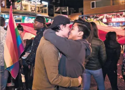  ?? / R. B. (AFP) ?? Una pareja celebra en Quito el fallo de la Corte Constituci­onal el miércoles.