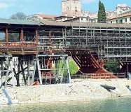  ??  ?? Il cantiere La ditta installa le colonne che faranno da base
2
Sono le stilate che devono essere ristruttur­ate, lato Angarano