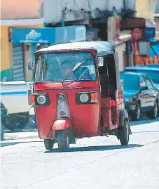  ?? FOTO: ALEX PÉREZ ?? En varios puntos de la capital se observa la saturación de las unidades de mototaxis, así como los microbuses.