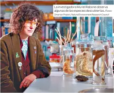  ?? Smartex Project, Natural Environmen­t Research Council ?? La investigad­ora Muriel Rabone observa algunas de las especies descubiert­as./Fotos: