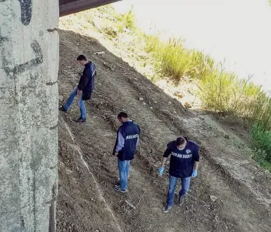  ??  ?? Un sopralluog­o dei carabinier­i sotto il ponte di Varlungo dove a giugno e domenica scorsa sono state violentate due giovani studentess­e di origine asiatica