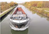  ?? FOTO: DPA ?? Ein Schiff fährt auf dem Dortmund-Ems-Kanal. Dort soll eine Teststreck­e für autonom fahrende Binnenschi­ffe entstehen.