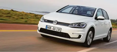  ?? Fotos: Volkswagen AG ?? Der hält durch bis zur Dämmerung: Als Stromer kommt der neue e Golf rechnerisc­h 300 Kilometer weit.