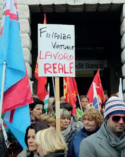  ??  ?? Protesta Sindacati e risparmiat­ori in corteo