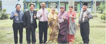  ??  ?? Haslinda (centre) with Mutharasu on her right and the other officers.