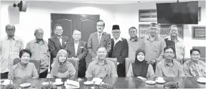  ??  ?? MASIDI (berdiri tengah) dan Zulkifli (empat kiri) bersama AJK Tertinggi PPPPPM selepas kunjungan itu.