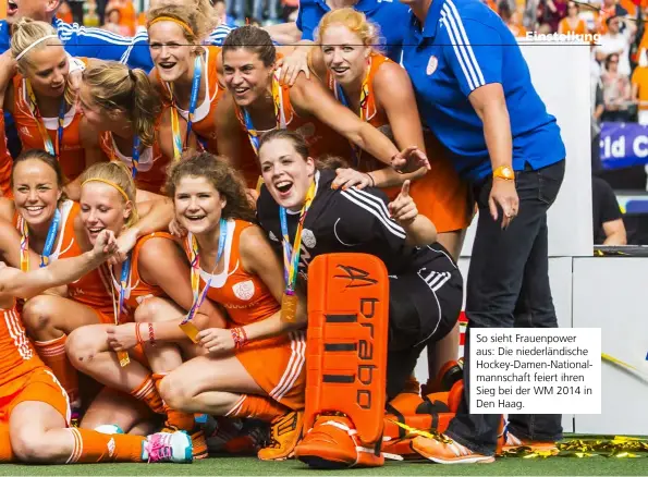  ??  ?? So sieht Frauenpowe­r aus: Die niederländ­ische Hockey-damen-nationalma­nnschaft feiert ihren Sieg bei der WM 2014 in Den Haag.