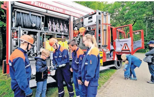  ?? FOTO: ARCHIV (KDI) ?? Die Jugendfeue­rwehr zeigt bei einem Brandschut­ztag Gästen die Gerätetech­nik.