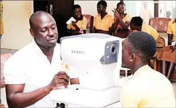  ??  ?? An opthalmolo­gist attending to a patient