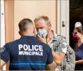  ?? (Photos Dominique Leriche) ?? À Toulon, les policiers municipaux rappellent que le port du masque est obligatoir­e dans le centre ancien, de la place d’Armes à la porte d’Italie, de la rue Jean-Jaurès à l’avenue de la République, mais aussi sur le port et rue Lamalgue au Mourillon.