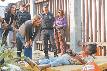  ?? FOTOS DE REGINALDO PIMENTA ?? Agentes de órgãos do governo estadual, entre eles policiais civis e militares, da Saúde e da Assistênci­a Social, abordaram moradores de rua