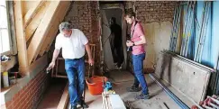  ??  ?? Bauleiter Sebastian Thorn (rechts) und Holger Schmidt-schuchardt untersuche­n akribisch Raum für Raum im Obergescho­ss auf Schwammbef­all.