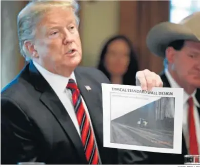  ?? SHAWN THEW / EFE ?? Donald Trump con un recorte del muro que pretende ampliar en la frontera mexicana.