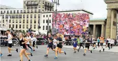  ?? BILD: SCHULE ?? Durch das Brandenbur­ger Tor: die Schülerinn­en und Schüler – im Vordergrun­d drei HLS-Schüler mit blauem Trikot – beim Mini-Marathon am Samstag auf der Zielgerade­n.