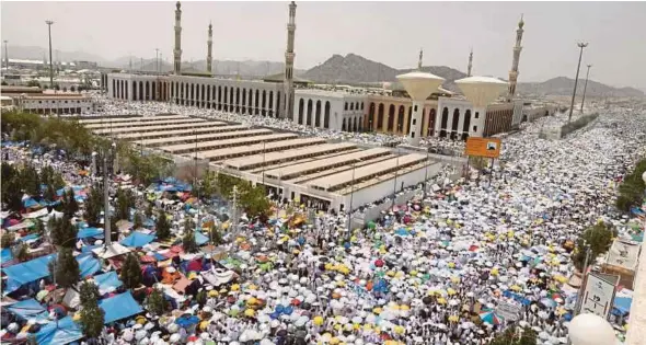  ?? REUTERS PIC ?? Pilgrims praying outside Namira Mosque on the plains of Arafat yesterday.