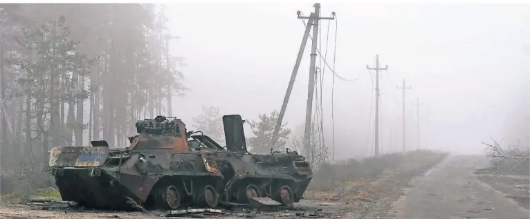  ?? FOTO: ANDRIY ANDRIYENKO/AP/DPA ?? Ein zerstörtes russisches Militärfah­rzeug steht in der Nähe des kürzlich zurückerob­erten Dorfes Jampil in der Ukraine.