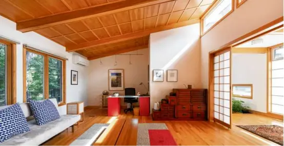  ?? MEGAN BOOTH ?? This home at 15 Field Road in Lexington’s Five Fields neighborho­od features post-and-beam constructi­on with a butterfly roof, high ceilings, and an open floor plan. The shoji-screen hall was part of a 2008 addition.