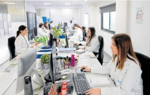  ?? // MARÍA GUERRA ?? Empleadas en el laboratori­o de Best Medical, donde la presencia de mujeres es mayoritari­a