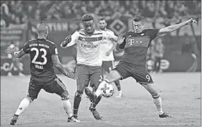  ??  ?? Robert Lewandoski (r) van Bayern München probeert het leder onder controle te krijgen.
(Foto: VI)