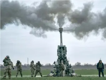  ?? AP PHOTO/LIBKOS ?? Ukrainian soldiers fire at Russian positions earlier this month with a U.S.-supplied M777 howitzer.