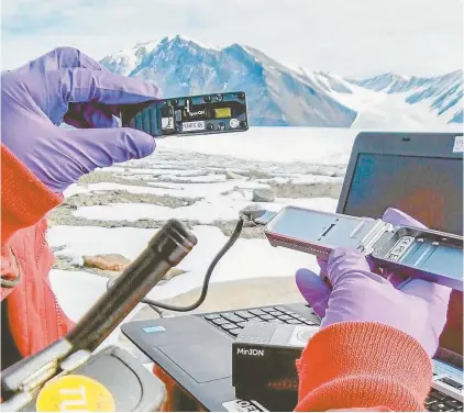  ??  ?? The MinION pocket DNA sequencer in use by Sarah Stewart Johnson’s team in Antarctica.