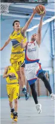  ?? FOTO: THOMAS SIEDLER ?? Marius Lutz (rechts) und seine Ellwanger Mustangs feierten gegen die Mamo Basket Freiberg mit 65:56 einen weiteren wichtigen Heimsieg vor der Winterpaus­e.