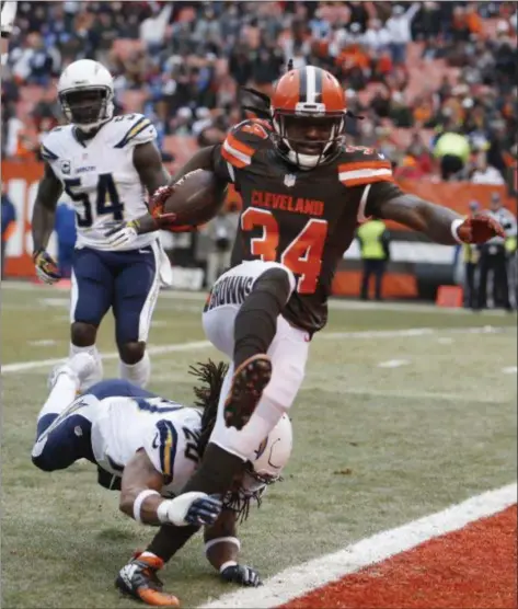  ?? ASSOCIATED PRESS FILE ?? Browns running back Isaiah Crowell scores on 8-yard run as San Diego Chargers free safety Dwight Lowery misses a tackle in a game in December last season in Cleveland.