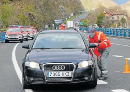  ?? Foto: Patxi Cascante ?? Control de movilidad de la Policía Foral en Endarlatsa, debido al cierre perimetral.