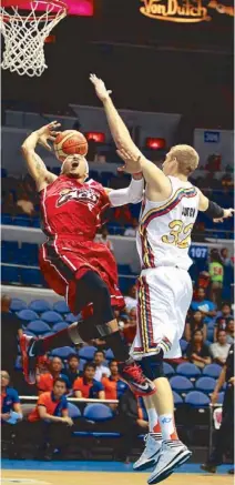  ?? JUN MENDOZA ?? Calvin Abueva of Alaska loses possession under pressure from Brian Butch of Meralco during their showdown Wednesday in the PBA Commission­er’s Cup at the Smart Araneta Coliseum. The Bolts won, 85-76.