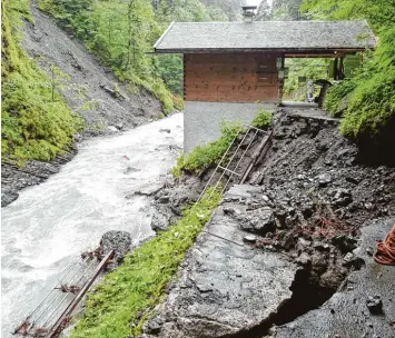  ?? Foto: Angelika Warmuth, dpa ?? Der Weg hinter dem Kassenhäus­chen der Partnachkl­amm ist weggerisse­n. Das Tourismusz­iel Partnachkl­amm bleibt nach schwe ren Unwettern weiter geschlosse­n.