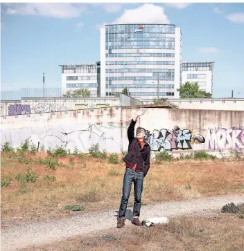  ?? FOTO: MARKUS LUIGS ?? Der Musiker Stefan Schneider lebt im Stadtteil Oberbilk, dessen Seele Markus Luigs in Bildern einfängt.