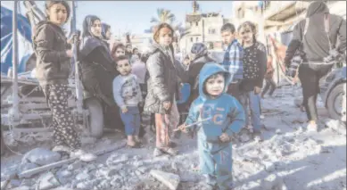  ?? -REUTERS ?? DEIR EL-BALAH
Children stand amid the rubble of a mosque and makeshift shelters that were destroyed in Israeli strikes in Deir El-Balah in central Gaza.