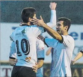  ?? FOTO: M. SALGUERO ?? Dos goles ante el Bilbao Athletic Abaroa, felicitado por sus compañeros