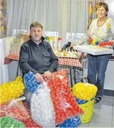  ?? FOTO: HERLINDE GROSS ?? Ludwig und Monika Ruf inmitten der ersten 5000 Eier, die bereits bearbeitet werden. Obwohl viele echte Eier Verwendung finden, wurde eine Nachbestel­lung der Plastikeie­r notwendig.