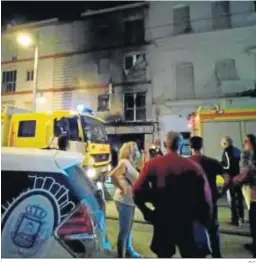  ?? D.C. ?? Vehículos de Policía y Bomberos ante la vivienda afectada por el fuego.
