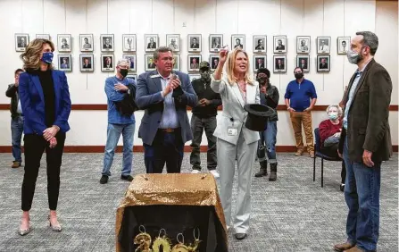  ?? Brett Coomer / Staff photograph­er ?? Dickinson Mayor Julie Masters holds up a ball with Sean Skipworth’s name out of a hat to give him the win in the mayoral contest during a tiebreakin­g ceremony Thursday. Skipworth, far right, and Jennifer Lawrence, far left, finished in a runoff tie.