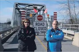  ?? DAVE JOHNSON THE WELLAND TRIBUNE ?? Dain City residents Vi Vrbanac and Dave Borgatti want the City of Welland to find a quick solution to reopening the indefinite­ly closed Forks Road Bridge.