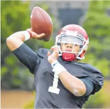  ?? STEVEN COLQUITT/GEORGIA PHOTO ?? Freshman quarterbac­k Justin Fields throws a pass during a Georgia practice this past week in Athens.