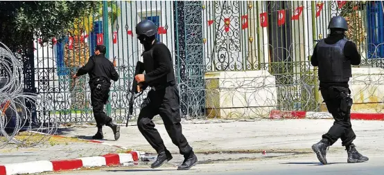  ?? FOTO AFP ?? Fuerzas especiales y de rescate respondier­on rápidament­e al hecho, pero no pudieron evitar decenas de muertes .