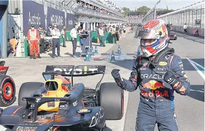  ?? — Gambar AFP ?? JADI BURUAN: Verstappen meraikan kejayaanny­a selepas selesai sesi kelayakan bagi perlumbaan Formula 1 Grand Prix Australia di Litar Albert Park di Melbourne.
