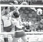  ?? CONTRIBUTE­D PHOTO ?? Foton’s Jaja Santiago engages Generika’s Patty Orendain in an aerial battle.