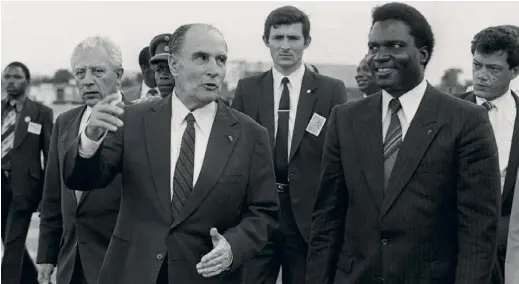  ??  ?? En 1984 à Kigali, François Mitterrand et Juvénal Habyariman­a. Le président rwandais sera assassiné en 1994. C’est l’événement déclencheu­r du génocide des Tutsis.