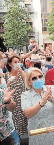  ??  ?? Francisco Cuenca muestra la vara de mando recuperada en la plaza del Carmen