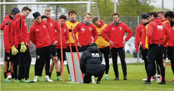  ?? Archiv Foto: Ulrich Wagner ?? Trainer Manuel Baum wird sich angesichts der vielen Spieler bei der Organisati­on des Trainings einiges einfallen lassen müssen. Derzeit hat der FCA 32 Profis unter Vertrag.