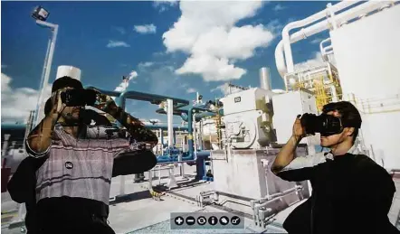  ?? Ricardo Borges/Folhapress ?? Funcionári­os simulam inspeções e manutençõe­s em fábrica de gás utilizando tecnologia de realidade virtual em 3D
