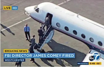 ??  ?? Während im Fernsehen die Eilmeldung läuft, dass FBI Chef James Comey entlassen wurde, steigt dieser in Los Angeles mit seinen engsten Mitarbeite­rn in ein Flugzeug ein.